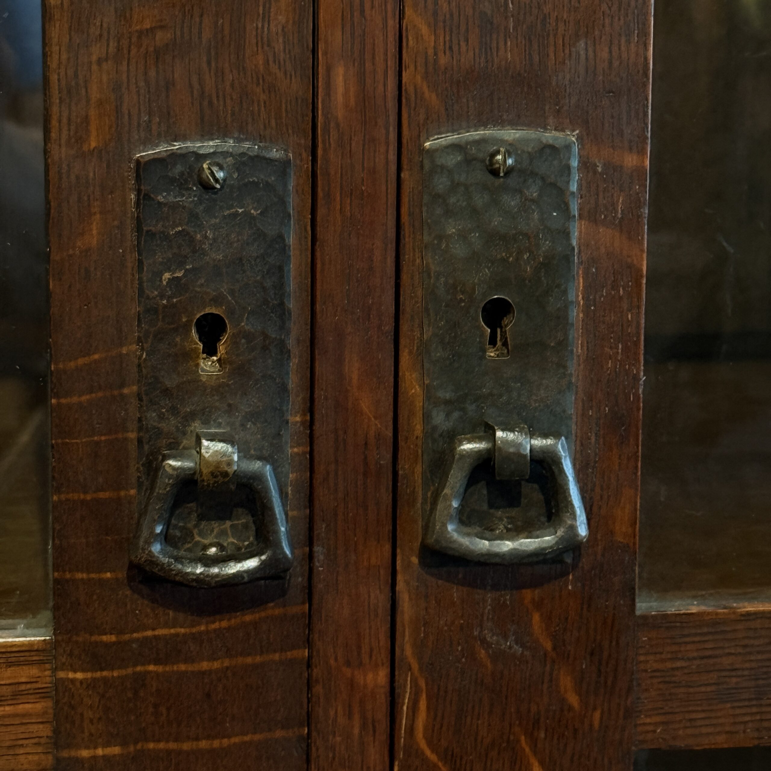L&JG Stickley #729 Strap Hinge China Cabinet - Image 7